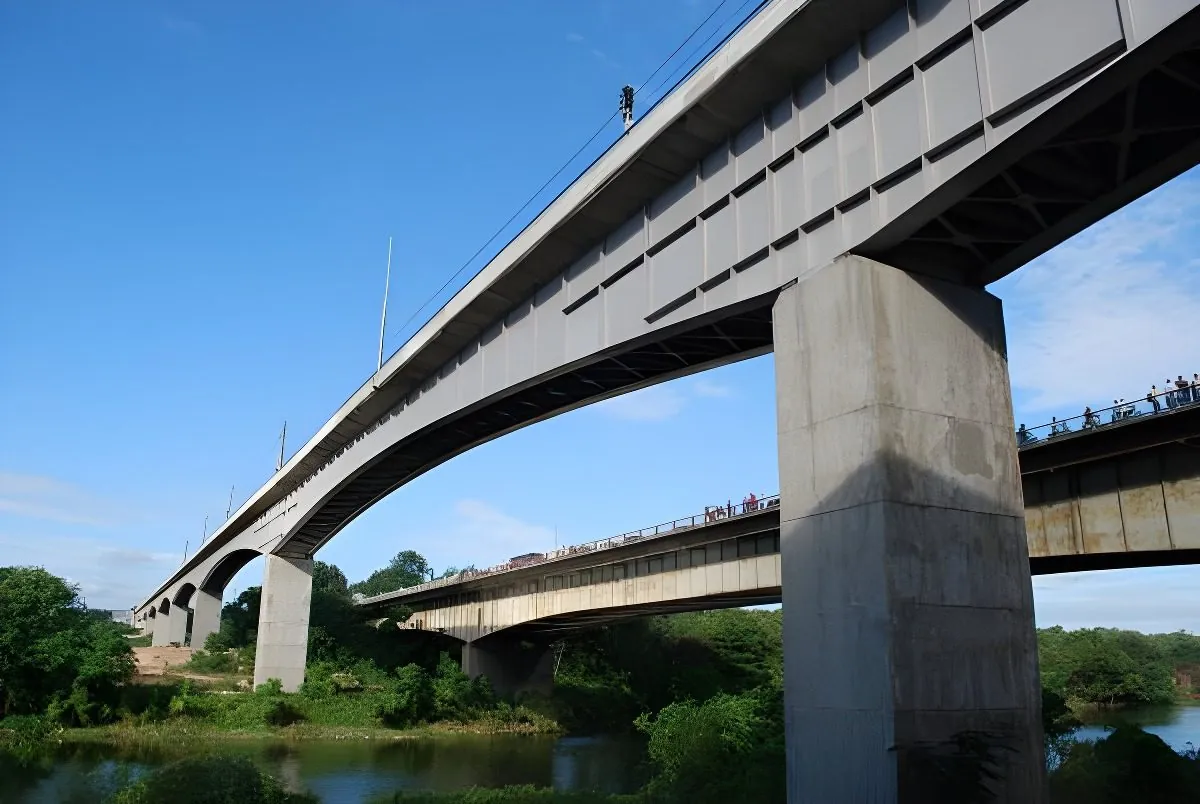 Puente Metro sobre el Río Isabela
