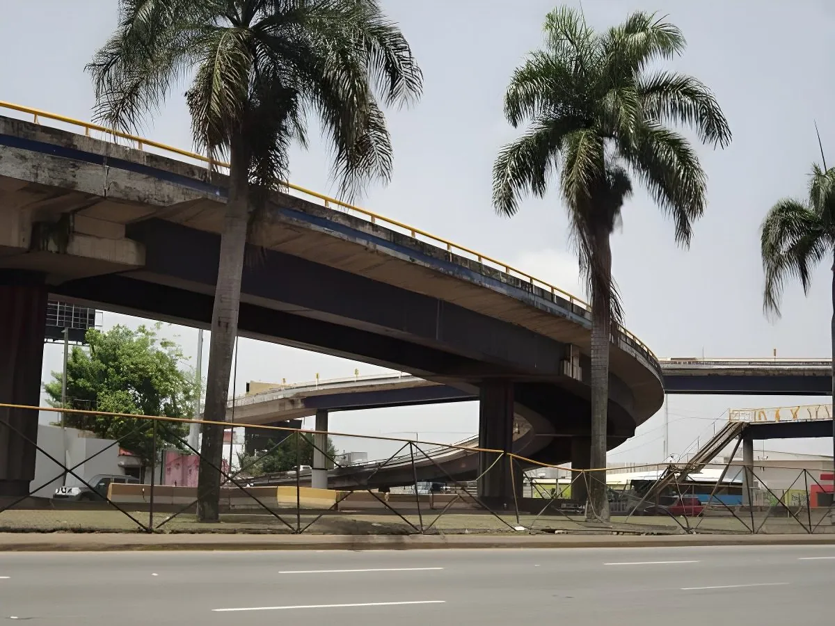 Puente Elevado Av. John F. Kennedy hacia Av. Winston Churchill