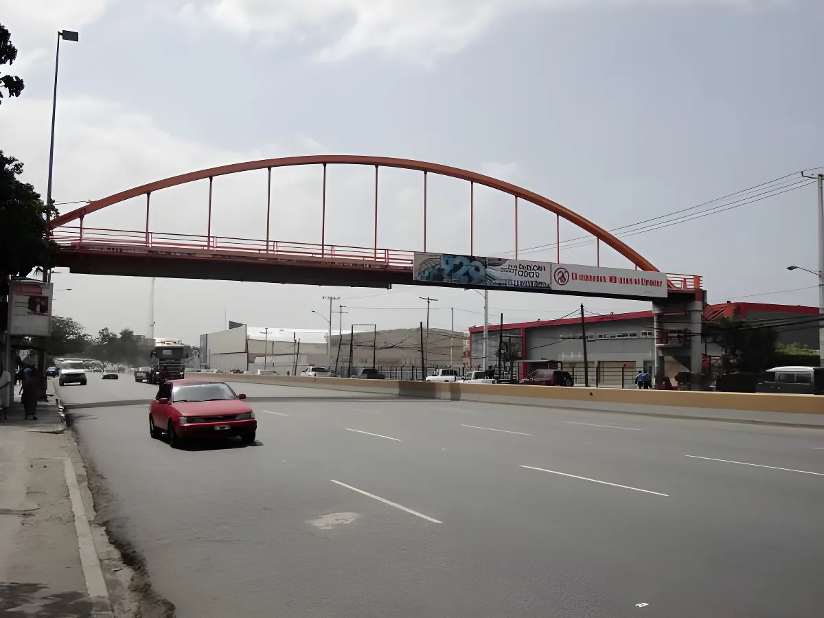 Puente Peatonal Banco del Progreso — Av. J.F. Kennedy